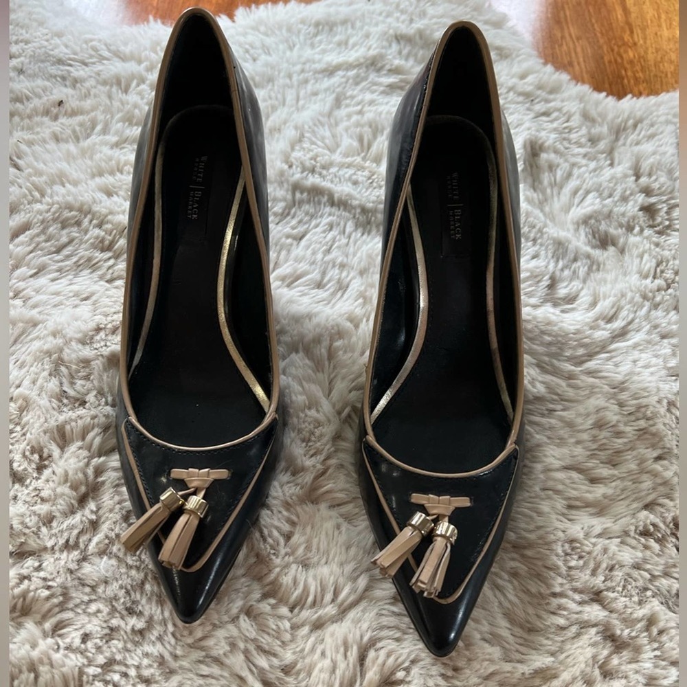 White House Black Market Leather Tan Black Tassel Pumps